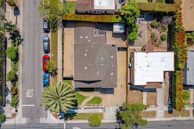 Building Photo - 1036 E Cota St