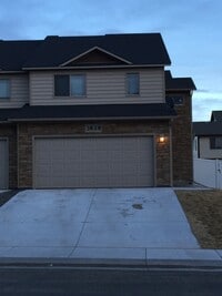Building Photo - 3 BEDROOM, 2.5 BATHROOM SADDLE RIDGE TWIN HOME WITH 2 CAR ATTACHED GARAGE