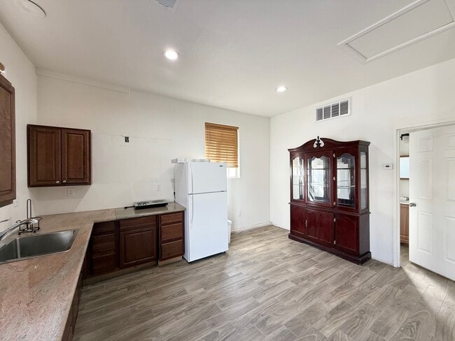 Building Photo - 5/BD 2.5/BA Spacious Home with Casita, RV ...