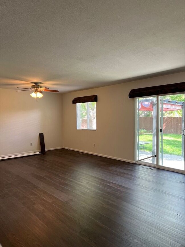 Building Photo - Beautiful 3 bedroom, 2 bath Home with 2 ca...