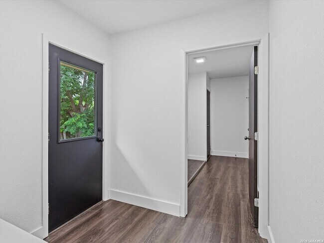 Building Photo - 5026 Lakewood Dr