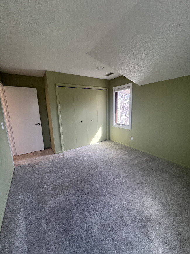 Building Photo - 2 Bedroom / 2 Bath Condo with 1,200 Square...