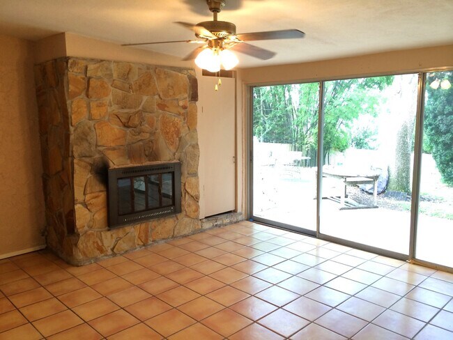 Building Photo - 6714 Nina Rosa Dr