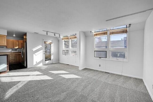 Building Photo - $2,290.95, 2 Bed, 1.5 Bath in Boulder with In Unit Laundry