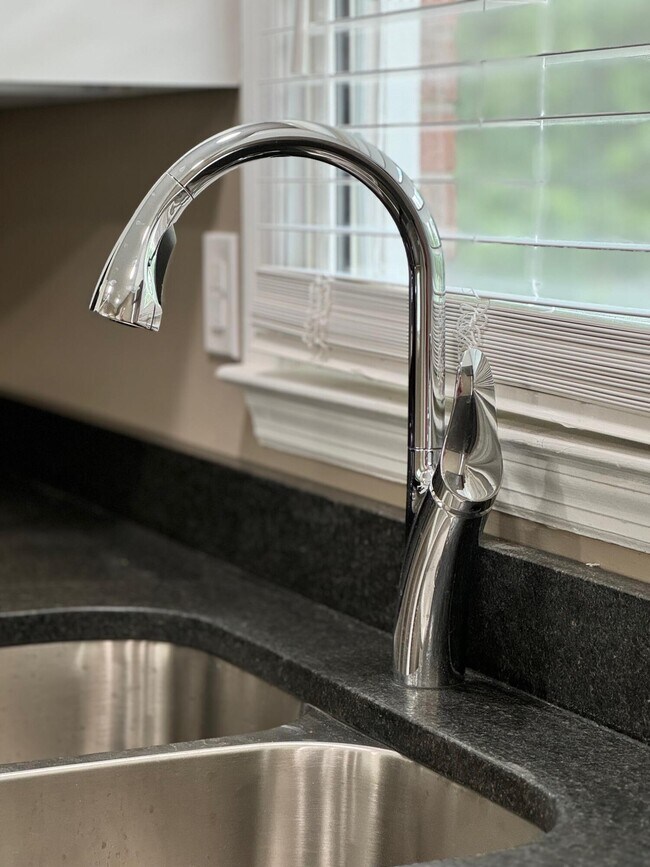 Building Photo - 222 Beechwood Dr