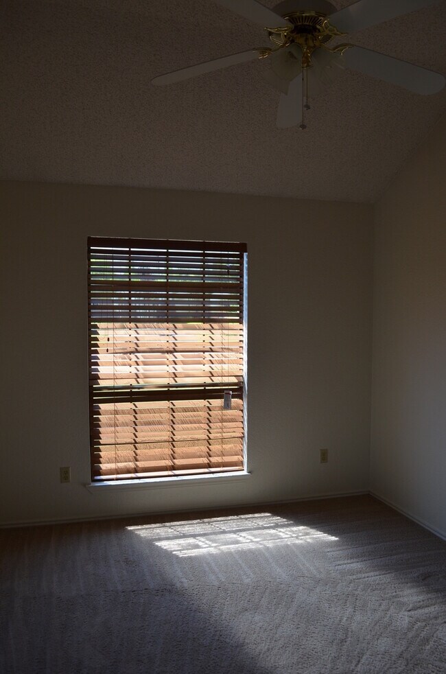 Building Photo - 2521 Creek Dr