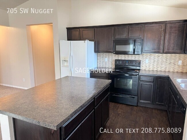 Building Photo - 705 SW Nugget-
