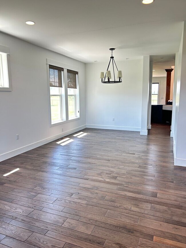 Building Photo - Stunning luxury rental!