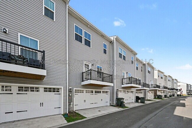 Building Photo - 9342 Mallard Mls Dr