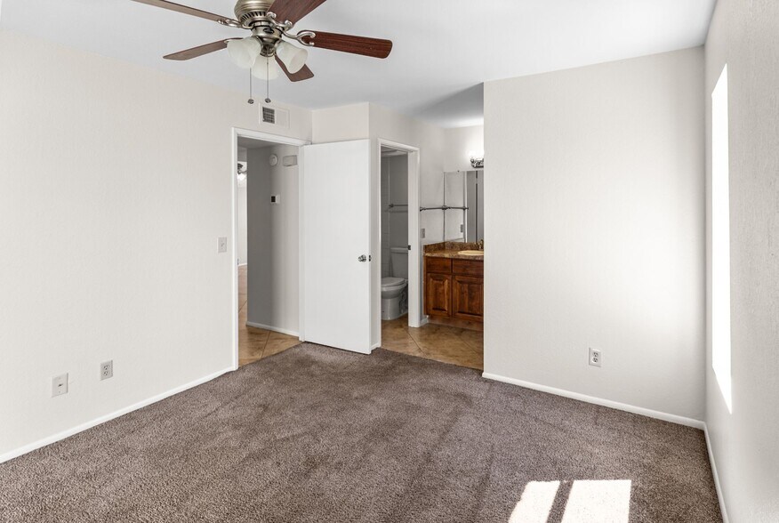 Building Photo - 850 S River Dr