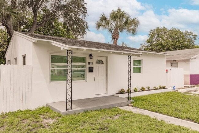 Building Photo - TWO BEDROOM CHARMER IN WEST PALM BEACH