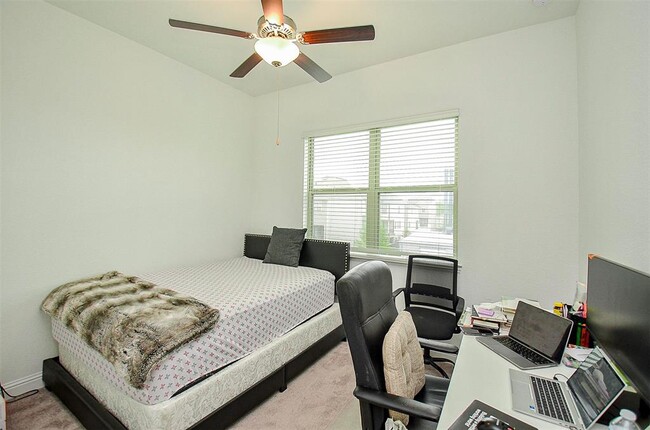 Building Photo - 11021 Mikula Dr