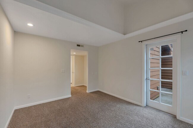 Building Photo - Great 1bed 1bath Location in Kirkland! Parking and W/S/G included in rent