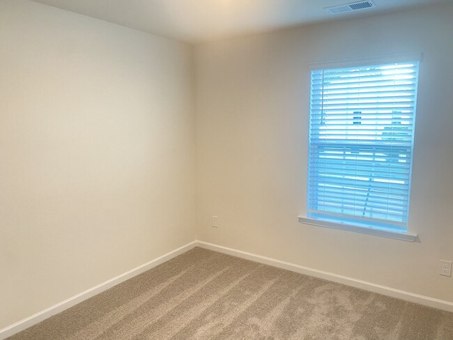 Building Photo - Brand New End-Unit Townhome in Charlotte!