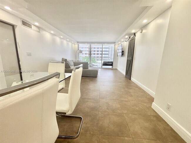 Building Photo - 2030 S Ocean Dr
