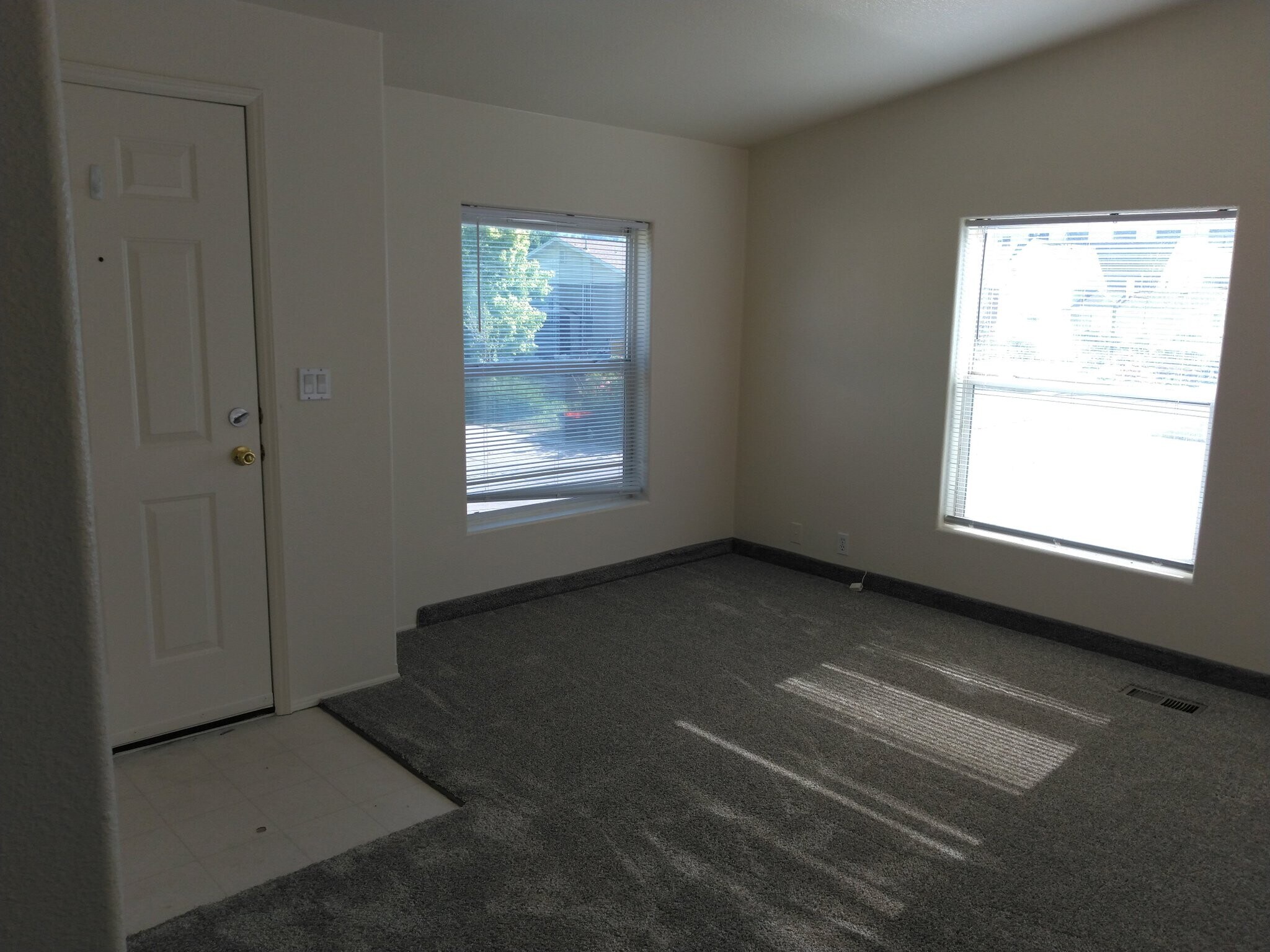 Building Photo - 446 240 N