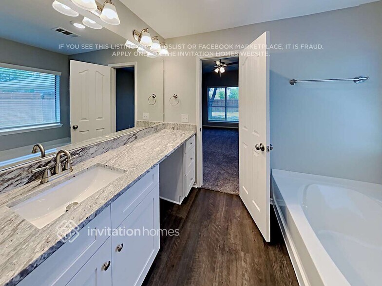 Building Photo - 824 Blue Heron Ln