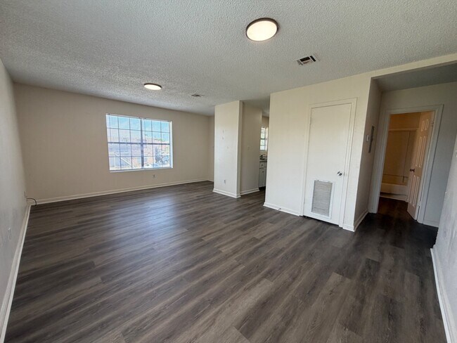 Building Photo - 501 Sweetbriar St