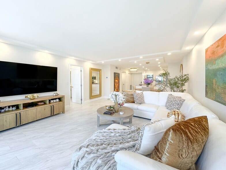 Building Photo - 4800 Bayview Dr