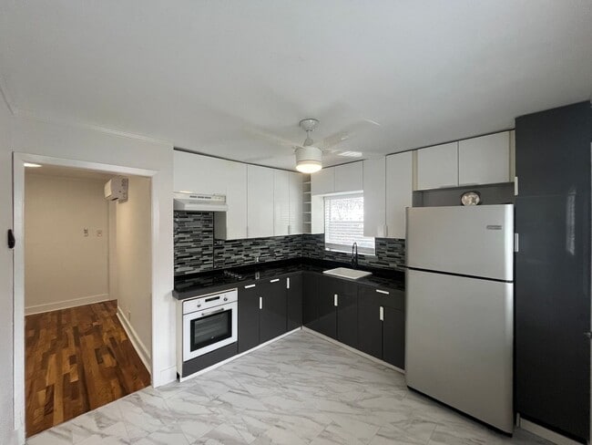 Building Photo - FIRST FLOOR UNIT WATER PAID!