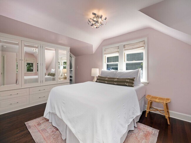 Building Photo - Gorgeous Victorian Home Ready to Rent! Hug...