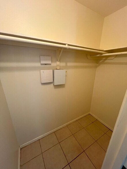 Building Photo - 2220 W Candlelight Ln