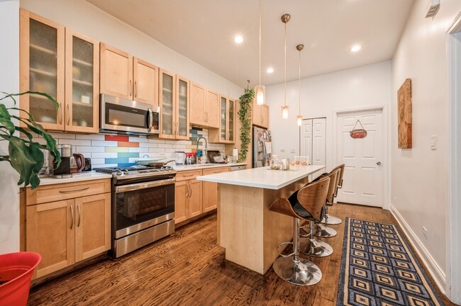 Building Photo - 616 S Oakley Blvd