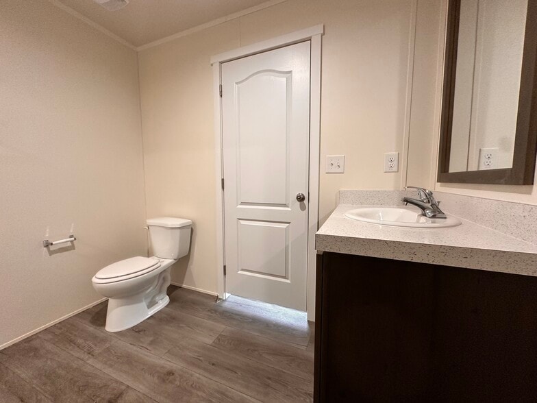 Building Photo - 8 Bing St N