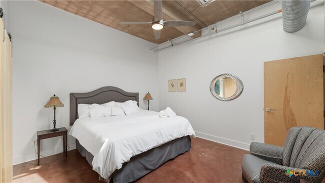 Building Photo - 222 Losoya St