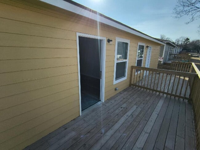 Building Photo - 1025 N Quincy Ave