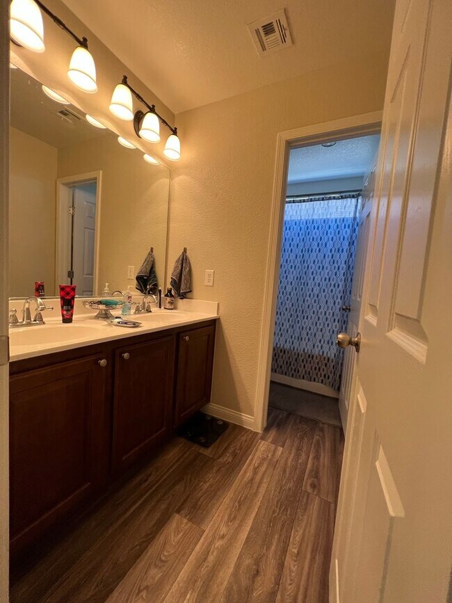 Building Photo - ABSOLUTELY AMAZING! Large 4 bedroom 2 stor...