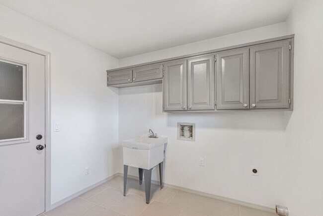 Building Photo - 39 Salen Ln