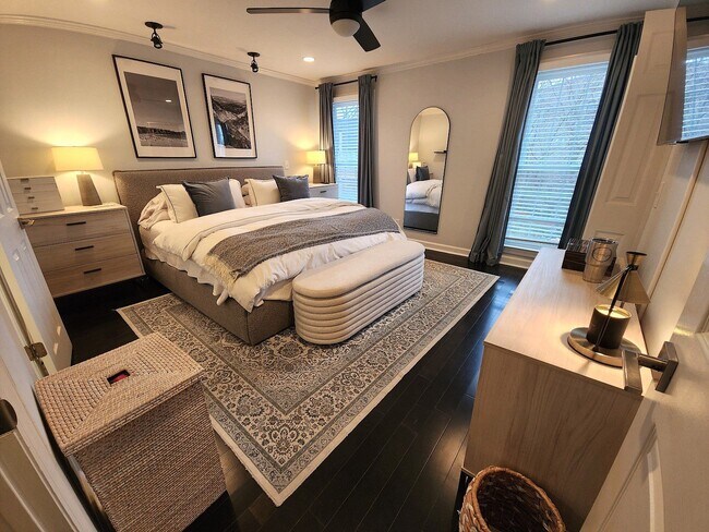 Building Photo - Location, location, location! Beautiful 2BR/1.5BA townhouse in West End Park!