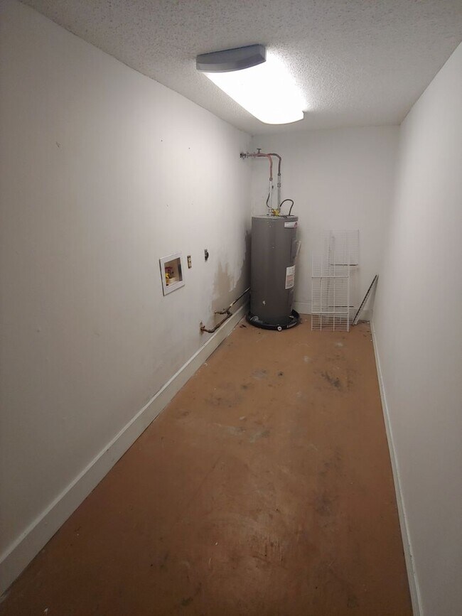 Building Photo - 8 Hickory Ln