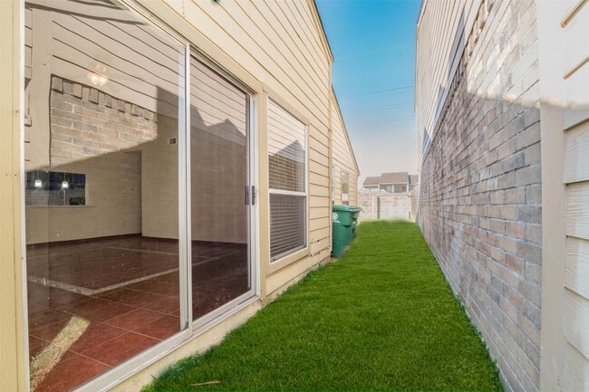 Building Photo - 11840 Spring Grove Dr