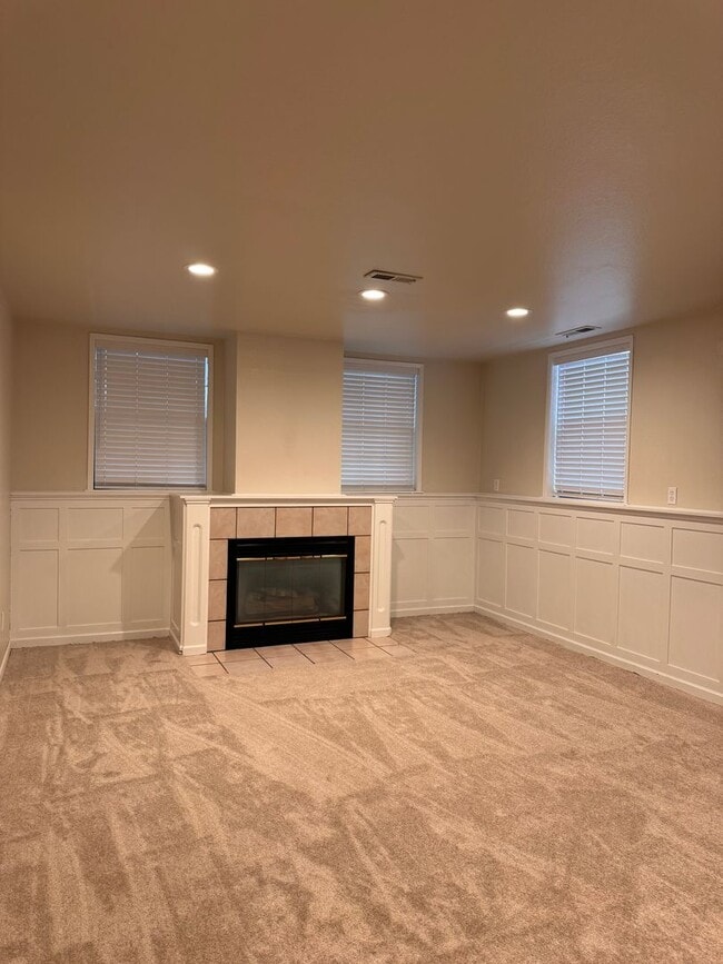 Building Photo - Selah 4 bedroom 3 Bathroom Double Garage, Fenced Yard