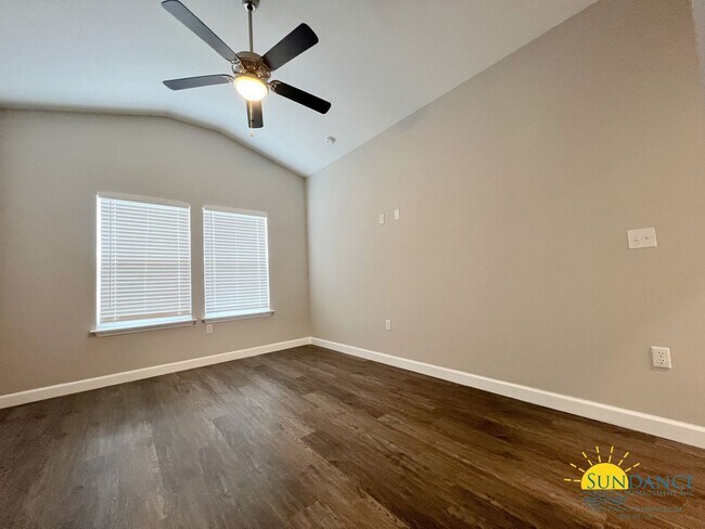 Building Photo - Custom Fort Walton Beach Townhouse in Gated Community!