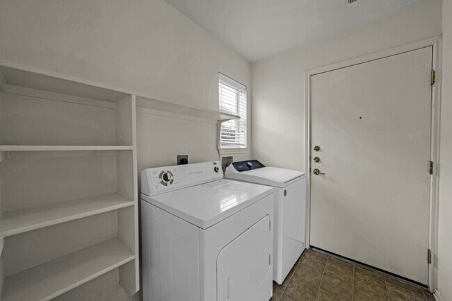 Building Photo - 5509 Bentsen Ln