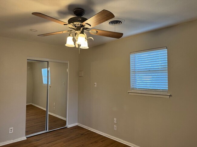 Building Photo - 409 E Lilly Ln