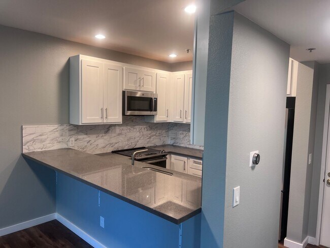 Building Photo - Spacious 1 Bedroom with Tons of Light, High Ceilings & Full Size Washer/Dryer Inside