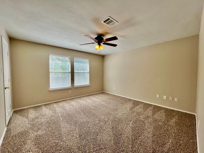 Building Photo - 2200 Lookout Ln
