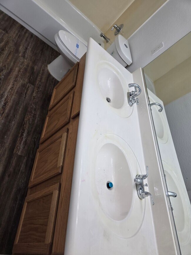 Building Photo - Spacious 4 bed, 3 full bath home in New Ri...