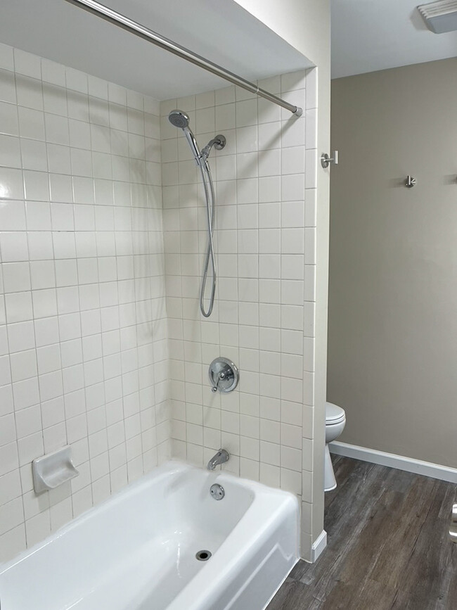 Full Bath - 11725 W Diane Dr