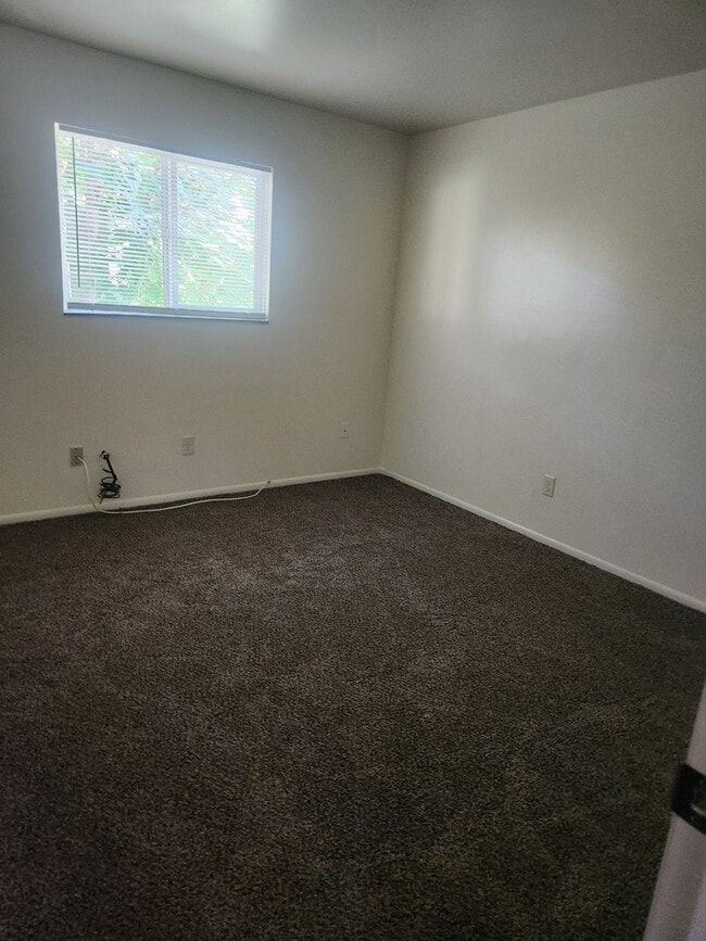 Building Photo - 1124 Lake Forest Dr