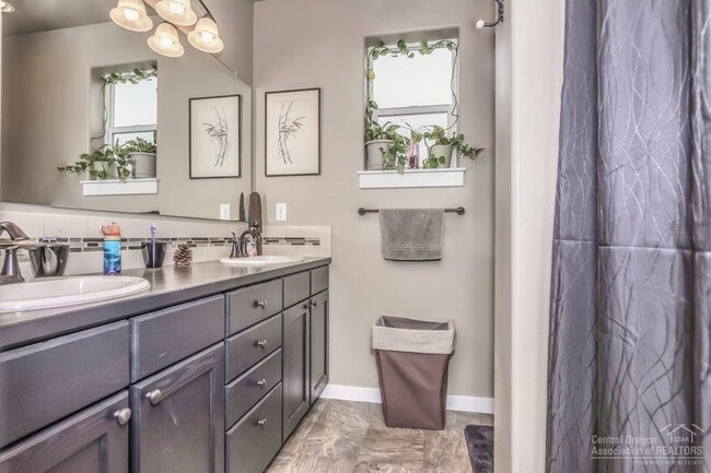 Building Photo - 4368 SW Umatilla Ave