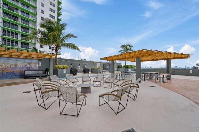 Building Photo - 1750 N Bayshore Dr