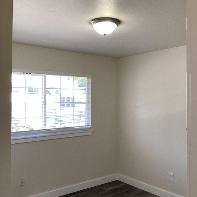 Building Photo - Updated 4 bedroom in The Desirable Merrill...