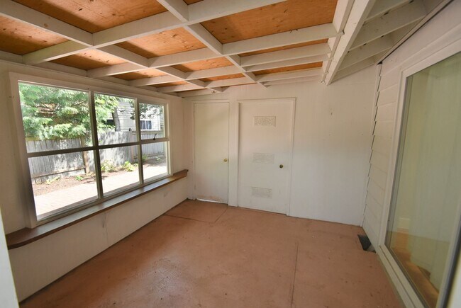 Building Photo - 3Bd/1.75Ba Bellevue House