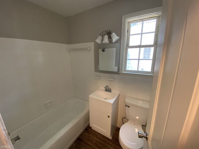 Building Photo - 2 br, 1 bath Duplex - 1125 East 55th Street