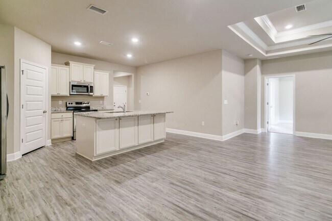 Building Photo - 4 Bedroom 2 Bath Home for Rent w/ Communit...
